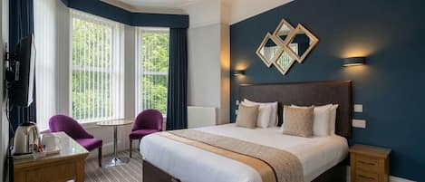 Habitación doble superior, baño en la habitación | Ropa de cama hipoalergénica y cortinas blackout