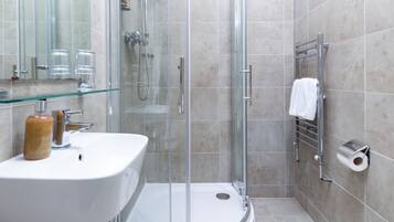 Triple Room, Ensuite (Family) | Bilik Mandi | Pancuran mandi, kelengkapan dandanan diri berjenama, pengering rambut