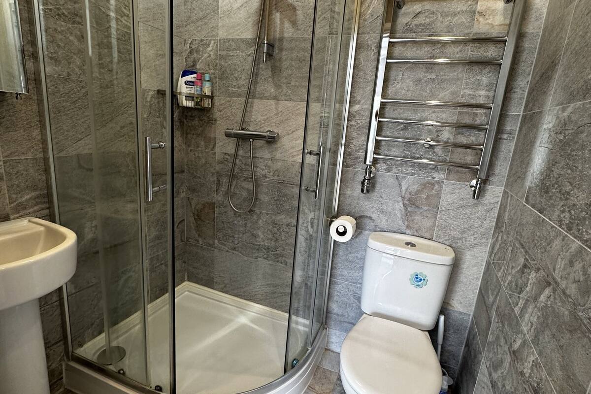 superior apartment, ensuite, garden view | bathroom | shower, designer toiletries, hair dryer, towels