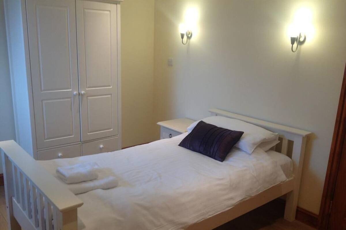 Premium bedding, desk, iron/ironing board, free cots/infant beds