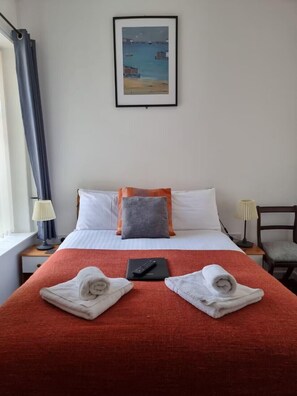 Phòng đôi (Room3) | Trang trí khác biệt, trang bị nội thất với thiết kế riêng biệt, bàn 