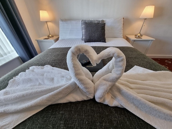 双人房 (Room9) | 特色装修、特色家居、办公桌、遮光窗帘