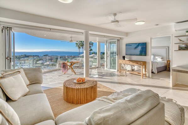 TV connectée de 55 pouces avec chaînes num�ériques, services de streaming