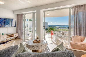 TV connectée de 55 pouces avec chaînes numériques, services de streaming