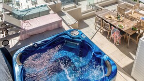 A rooftop pool area with a hot tub, lounge chairs, and a dining table with umbrellas. - Noosa Crest (Noosa Heads)