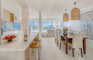 Full-sized fridge, microwave, oven, stovetop - Noosa Crest (Noosa Heads)
