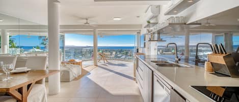 Full-sized fridge, microwave, oven, stovetop