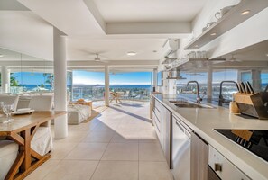 Grand réfrigérateur, micro-ondes, four, plaque de cuisson