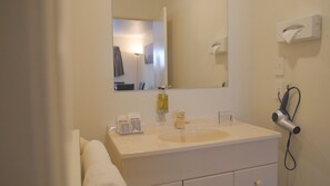 Estudi | Bany | Articles de tocador gratuïts, assecador de cabells, tovalloles i sabó 