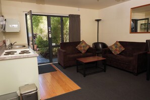 LCD-televisio, DVD-soitin, kirjoja, videokirjasto