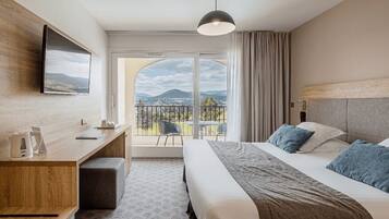 Double or Twin Room | Desk, soundproofing, iron/ironing board, free cots/infant beds