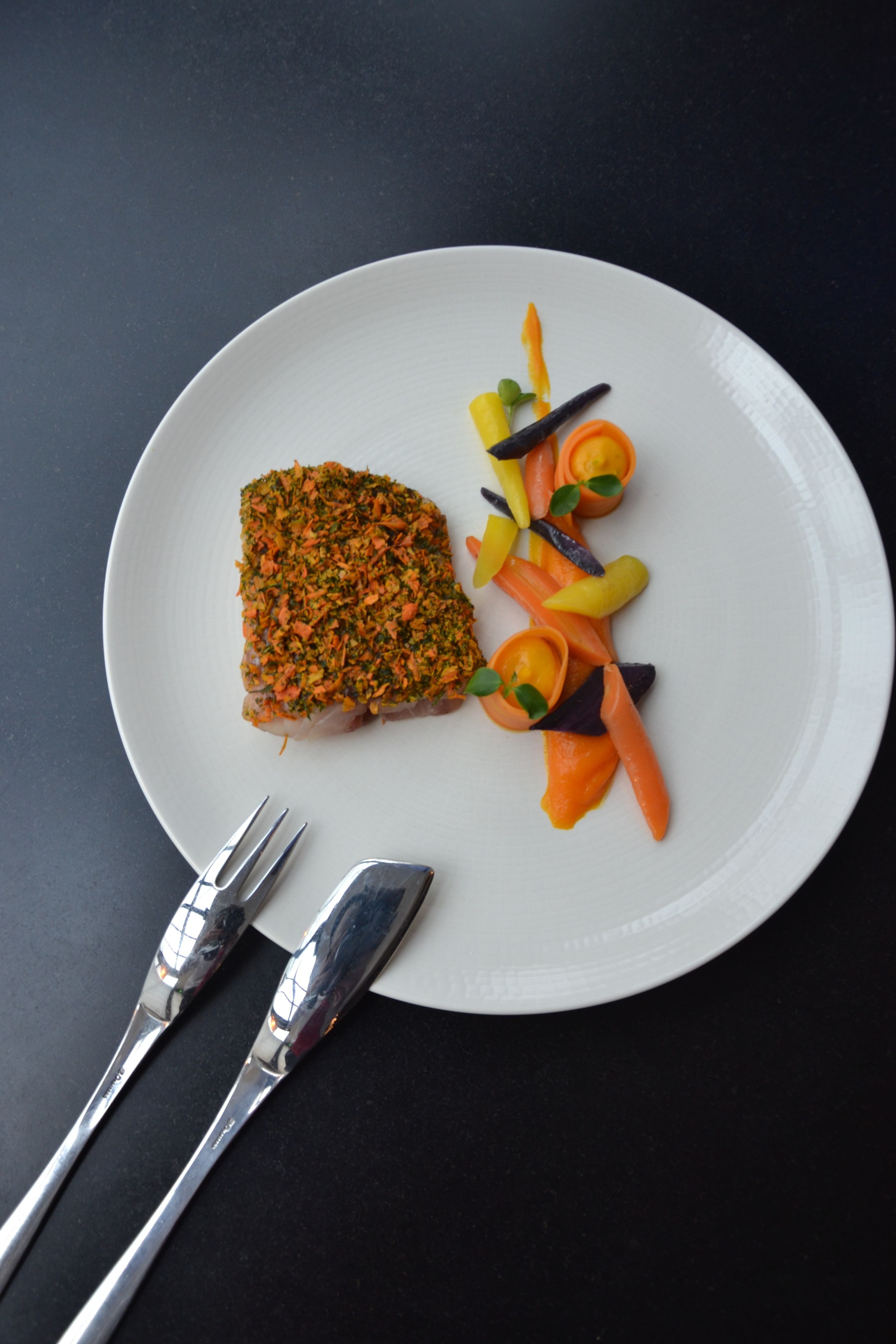 Un plato blanco con un alimento y un tenedor.