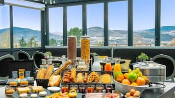 Frukostbuffé varje dag (EUR 16.00 per person)