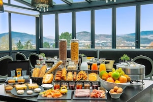 Se ofrece un desayuno bufé todos los días (por un coste adicional)