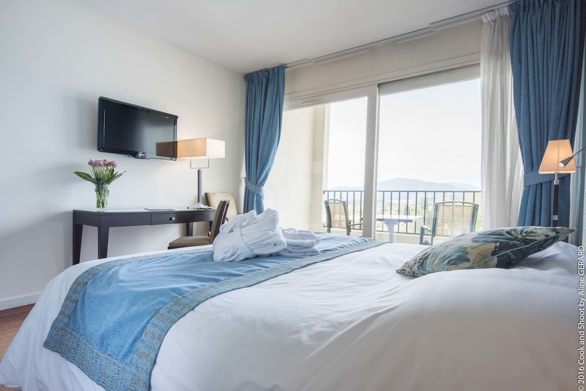 double or twin room | minibar, desk, soundproofing, iron/ironing board