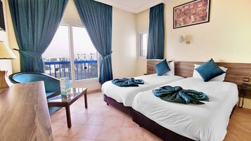 Minibar, coffres-forts dans les chambres, bureau