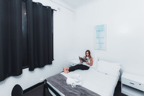 Dobbelt- eller tomannsrom, delt bad | Safe på rommet, blendingsgardiner og wi-fi (mot et tillegg)