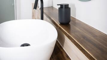 Comfort Suite, City View | Bathroom | Shower, hair dryer, towels