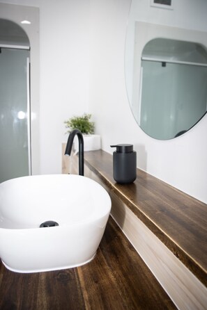 Comfort Suite, City View | Bathroom | Shower, hair dryer, towels - All Nations Brisbane - Hostel (Brisbane)