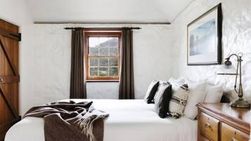 Tabla de planchar con plancha, wifi gratis y ropa de cama