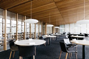 2 Restaurants, Frühstück, Mittagessen, Abendessen, lokale Küche