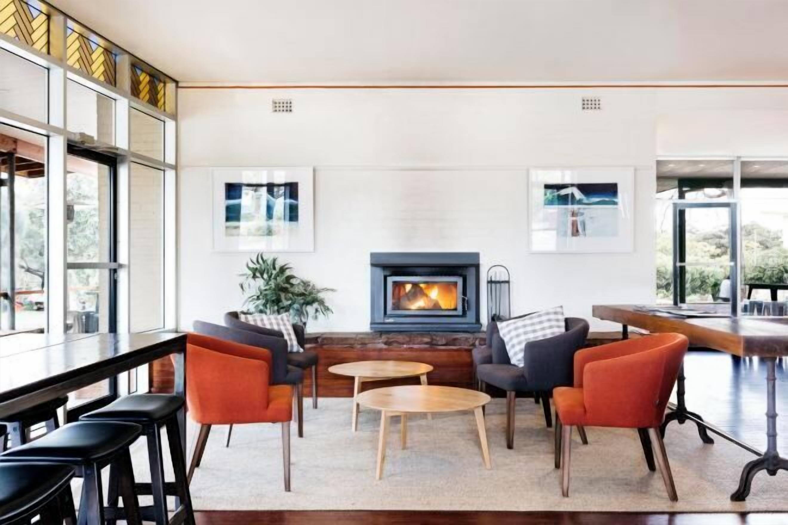 2 restaurantes, com serviço de café da manhã e almoço; culinária local