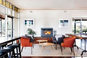 2 restaurants, breakfast, lunch, dinner served; local cuisine - Royal Mail Hotel (Dunkeld)