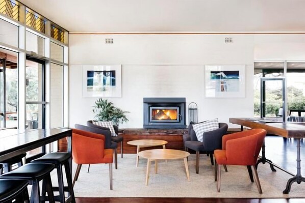 2 restaurants, breakfast, lunch, dinner served; local cuisine - Royal Mail Hotel (Dunkeld)