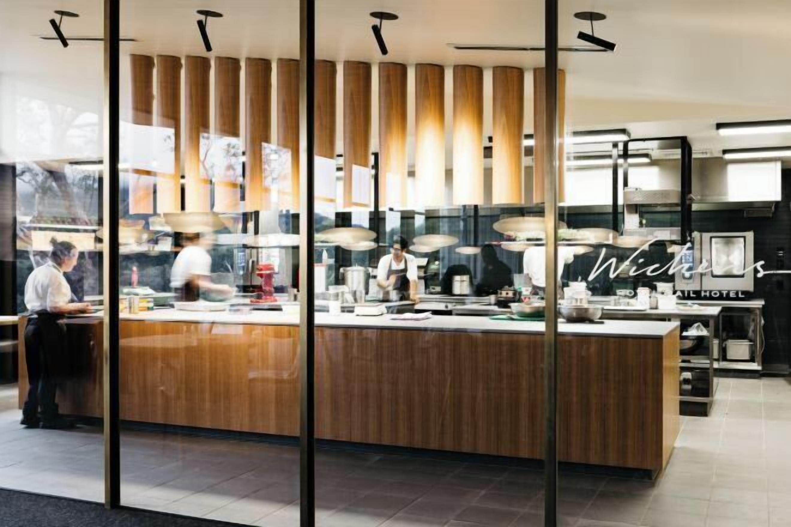 2 restaurantes, com serviço de café da manhã e almoço; culinária local