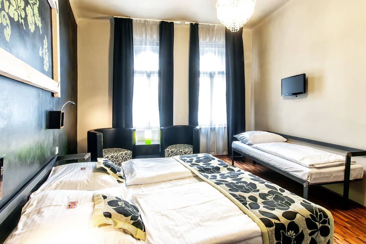 Quarto triplo, várias camas, banheiro privativo | Ferros/tábuas de passar roupa, Wi-Fi de cortesia, roupa de cama