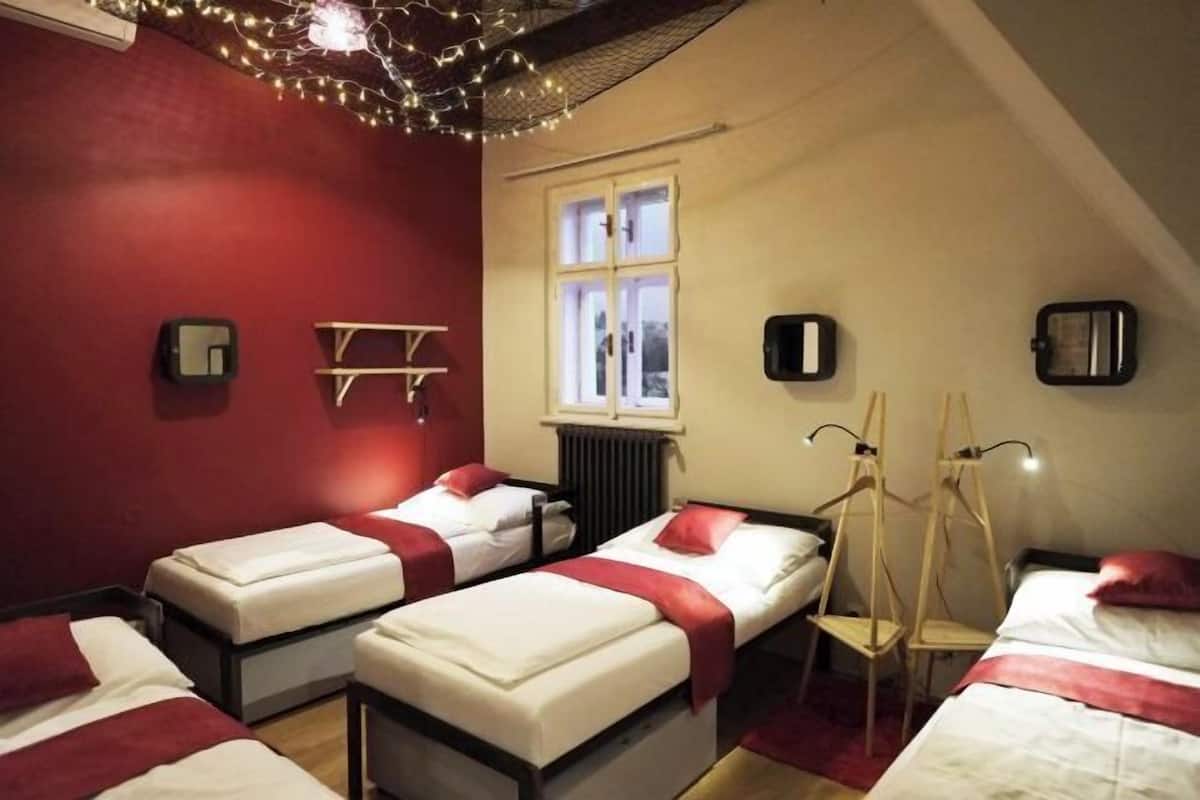 Iron/ironing board, free WiFi, bed sheets