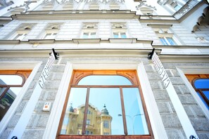 Fachada de edificio con un amplio ventanal de arco y un letrero que dice 'CZECH'.