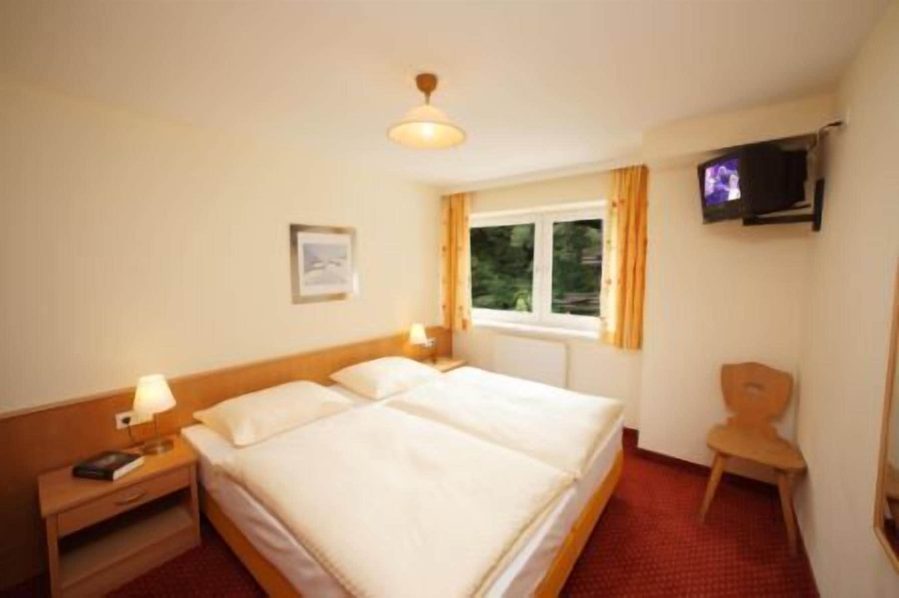 Apartment, 1 Bedroom, Balcony, Mountain View | Premium bedding, in-room safe, iron/ironing board, cots/infant beds