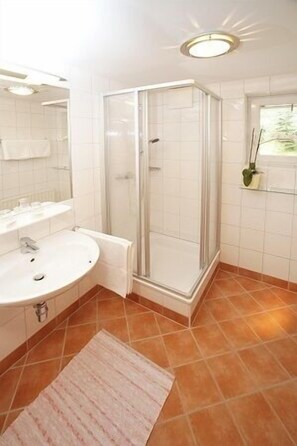 Apartment, 1 Bedroom, Balcony, Mountain View | Bathroom | Hair dryer, towels, toilet paper - Appartements Furstauer (Saalbach-Hinterglemm)