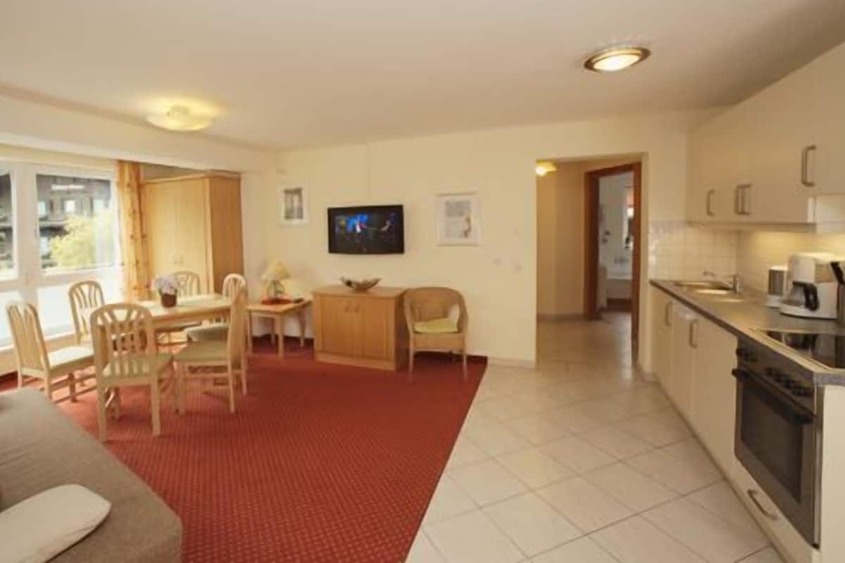 Appartement, 2 chambres, balcon, vue montagne | Coin séjour | Télévision à écran plat de 80 pouces avec chaßnes par cùble, télévision