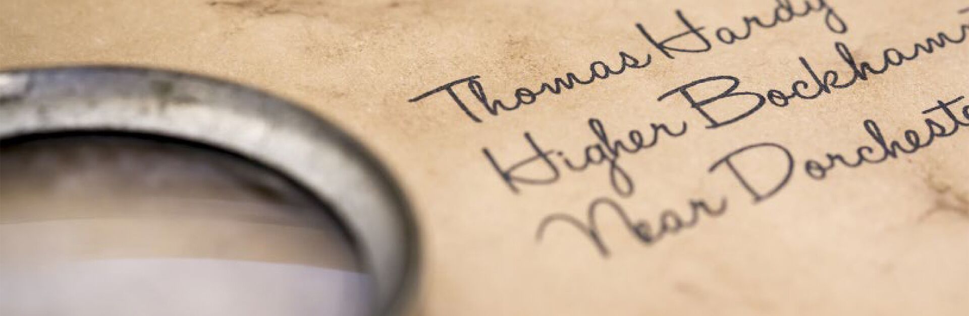 Primer plano de una nota escrita a mano con el texto "Thomas Hardy Higher Bockham Near Dorchester".