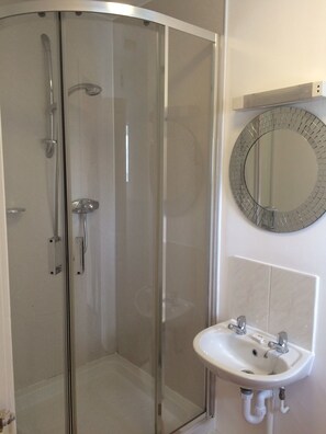 Double Room | Bathroom | Free toiletries, hair dryer, towels - Manor House Inn (Haltwhistle)