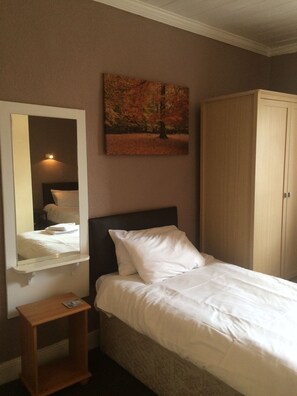 Twin Room | Soundproofing, iron/ironing board, free WiFi, wheelchair access