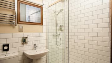 Double or Twin Room | Pancuran Bilik Mandi