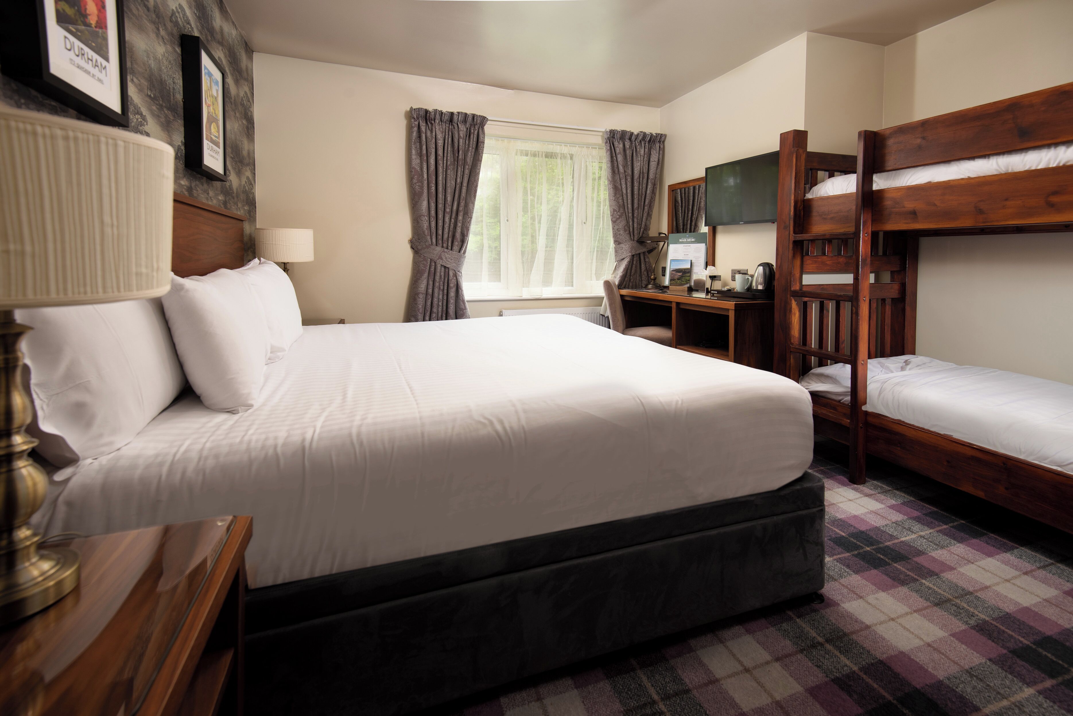 Family Room with Bunks | Schreibtisch, Bügeleisen/Bügelbrett, kostenloses WLAN, Bettwäsche