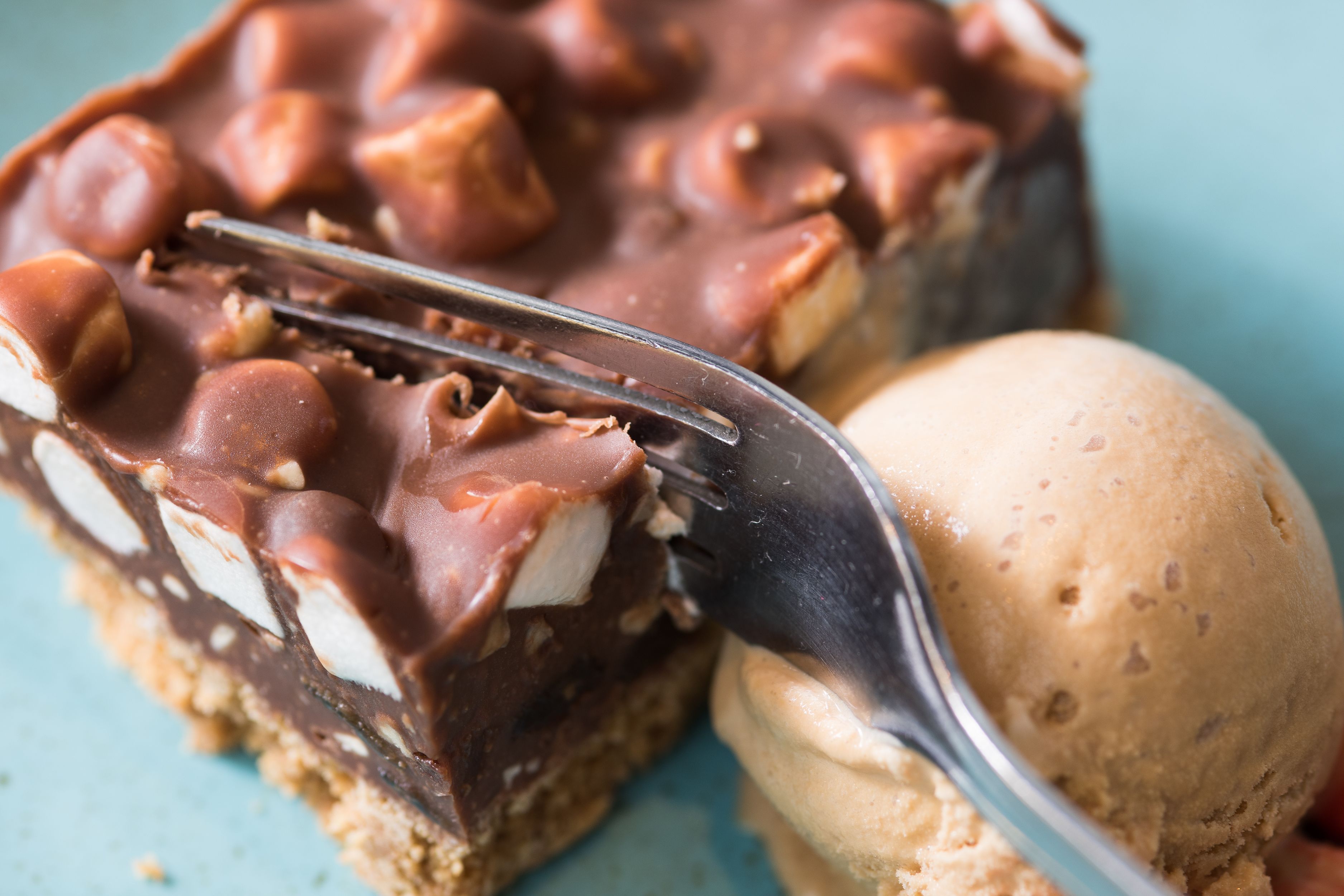 Eine süße Versuchung aus Schokolade, Nüssen und einer Kugel Vanilleeis.