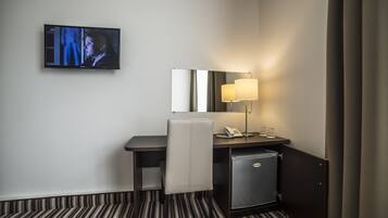 Caja de seguridad en la habitación, escritorio y cortinas blackout