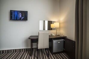 Caja de seguridad en la habitación, escritorio y cortinas blackout