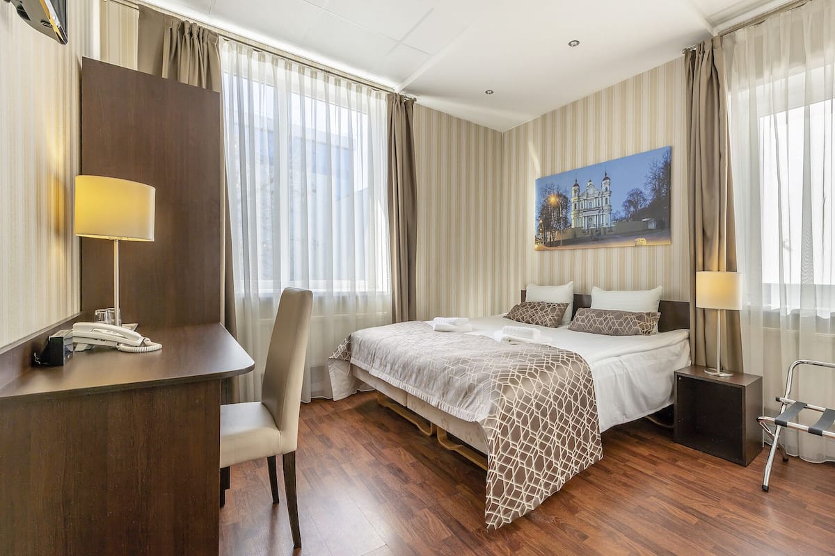 Standard Double Room, 1 Katil Ratu (Queen), Accessible | Peti besi dalam bilik, meja, langsir/tirai gelap terus, kalis bunyi