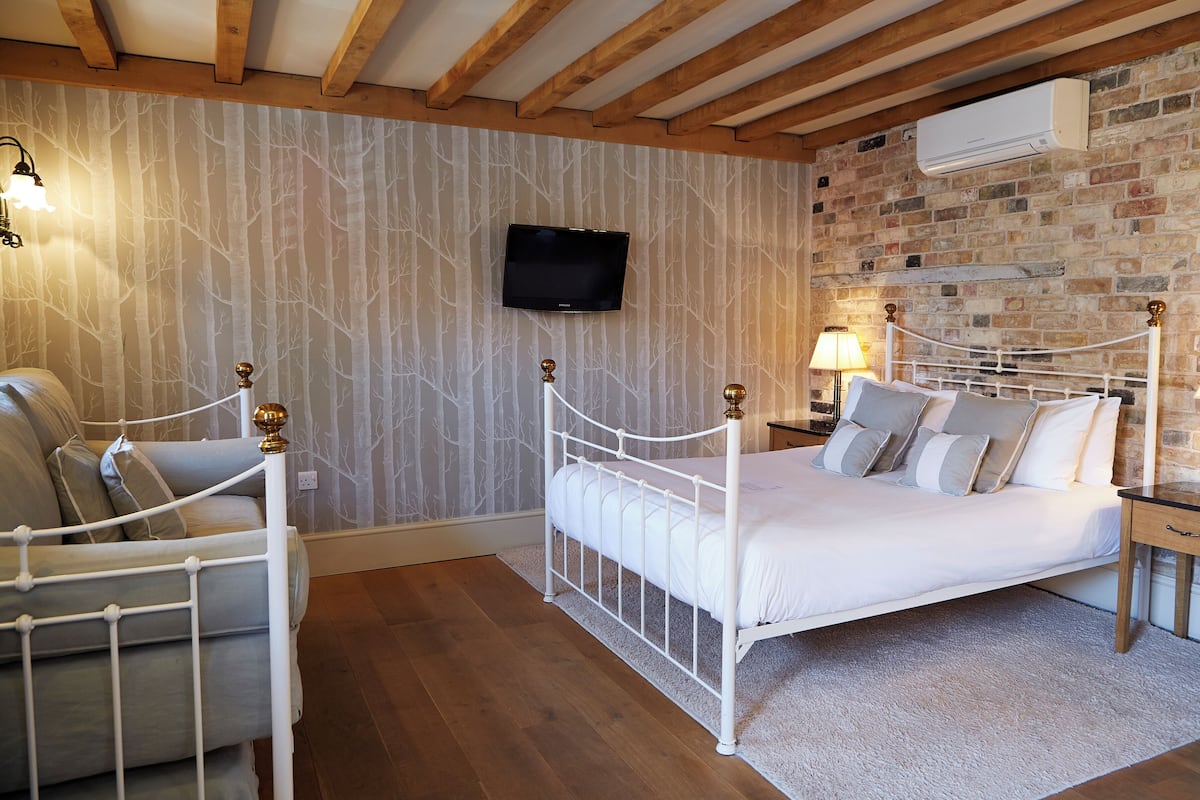 Phòng đôi Tiêu chuẩn, 1 giường đôi, không hút thuốc | Trang trí khác biệt, trang bị nội thất với thiết kế riêng biệt, bàn