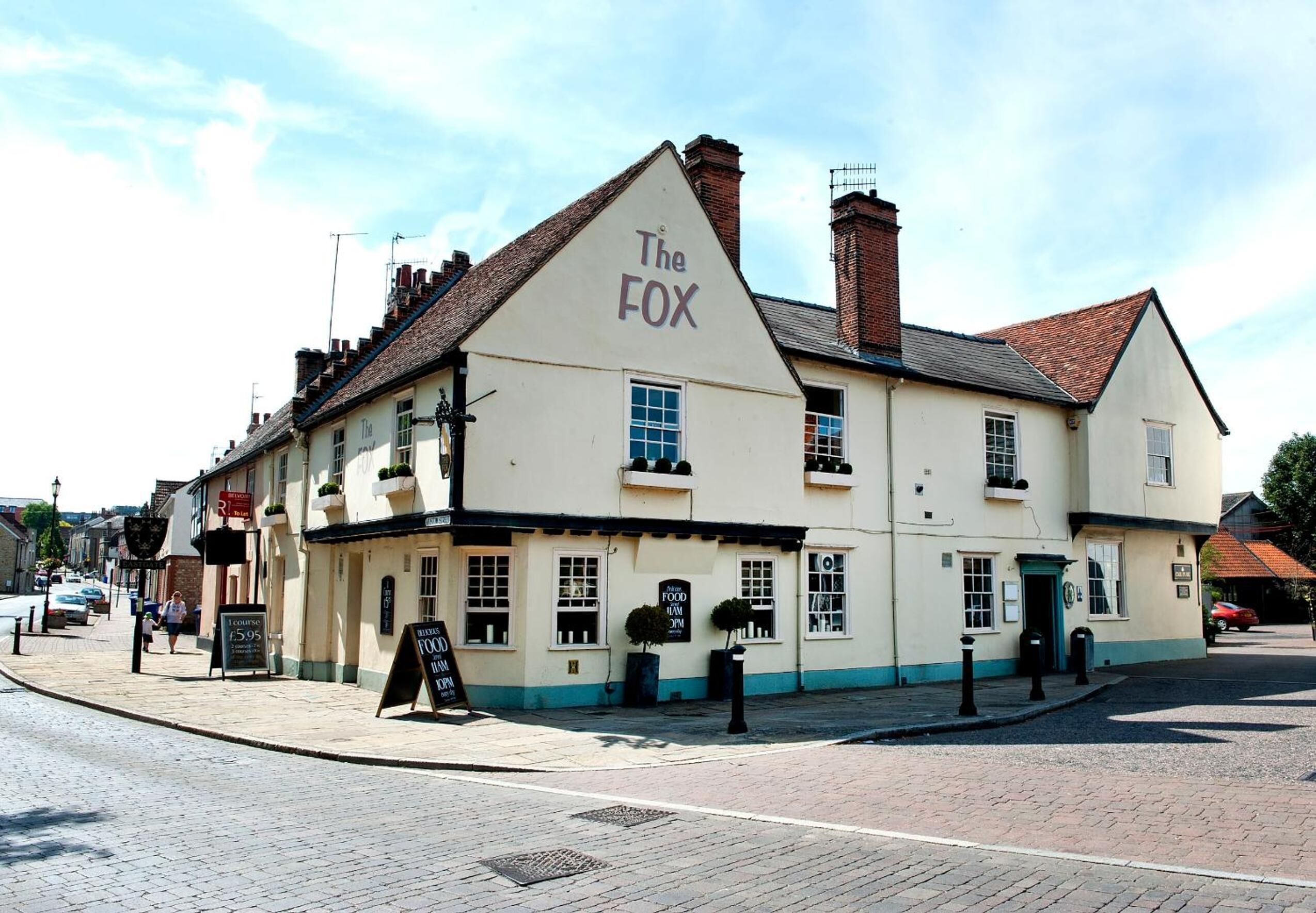 Un edificio tradicional con un cartel que dice "The Fox" en la fachada.