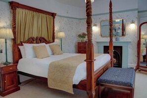 Kamar Double Junior | Seprai antialergi, brankas, didekorasi berbeda-beda, dan meja kerja