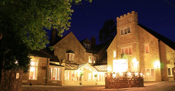 Bagian depan properti - sore/malam