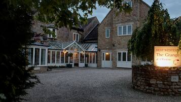 Un edificio de piedra con un letrero que dice "Best Wester The Grange at Oborne".