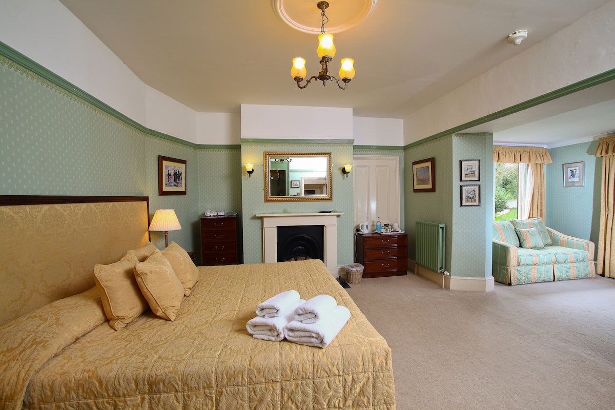 1 bedroom, hypo-allergenic bedding, in-room safe, individually decorated